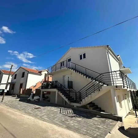 In דירה *