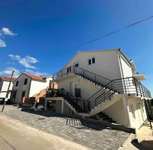In דירה *
